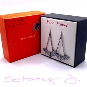 BESTSEY JOHNSON BAT EARRINGS ADORABLE BLINGY IN TIME FOR HALLOWEEN
